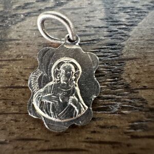 Vintage Catholic Medal – Gold-Tone Sacred Heart Pendant (Scalloped)